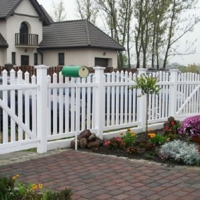 Belle clôture de style américain blanc