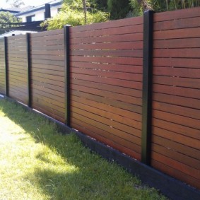 Poteaux noirs sur une belle clôture