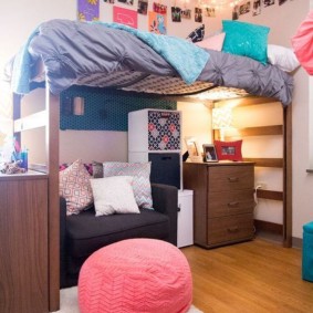 מיטת עליית גג עם ספה בקומה התחתונה