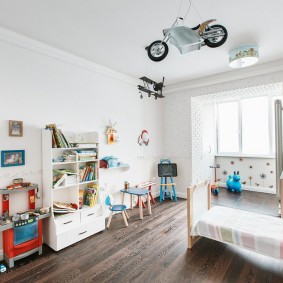 חדר ילדים מודרני עם מרפסת