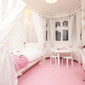 الطابق الوردي في غرفة نوم صغيرة