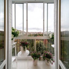 Offene Türen auf dem Balkon mit Blumen