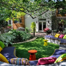 Oreillers multicolores sur un canapé de jardin