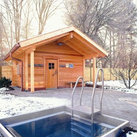 Bể bơi trước bồn tắm gỗ trong ngôi nhà mùa hè