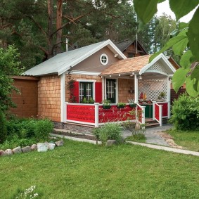 Porche rouge et blanc d'une maison de jardin