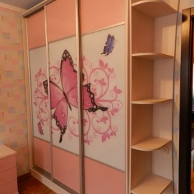 خزانة ثلاثية الشرفات في غرفة الفتاة الصغيرة