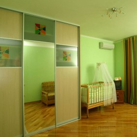 קירות ירוקים בחדר לתינוק