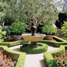 Đài phun nước đầy phong cách trong khu vườn của một cảnh quan thông thường