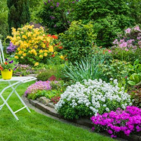 Puķu puķes uz dārza krēsla