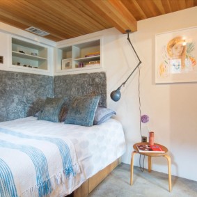 Soffitto in legno in una piccola stanza