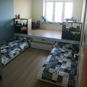 Ausziehbare Betten in einem Raum mit Podest