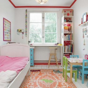 Um quarto acolhedor para uma menina em idade pré-escolar