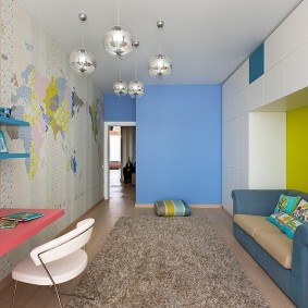Bức tường màu xanh trong nội thất nhà trẻ