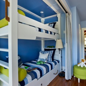 מיטת קומותיים בחדר בנים