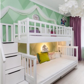 Bir çocuk için bir yatak üzerinde bir ev şeklinde gece lambası
