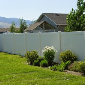 Blind fence made of plastic panels