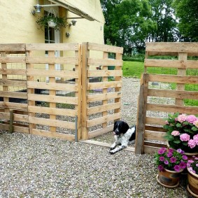 Egy egyszerű kerítés egy vidéki ház udvarán