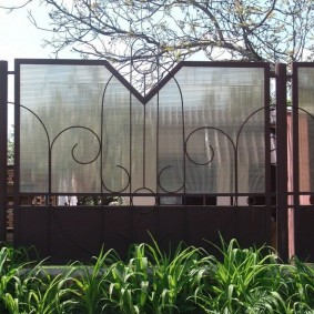 Polycarbonate Combination with Metal Fence