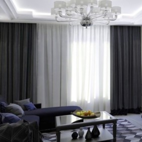 La combinació de cortines negres i grises a l’interior de la sala