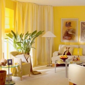 Tirai kuning di dalam bilik yang terang