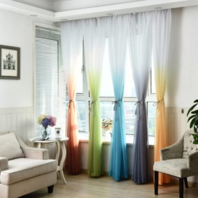 Flerfärgade gardiner med färgövergång