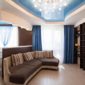 Rideaux bleus dans une pièce avec un plafond tendu