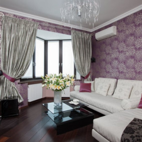 Lilac wallpaper in the hall of a city apartment
