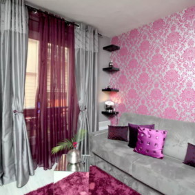 Καλαίσθητο σαλόνι με πανέμορφες κουρτίνες