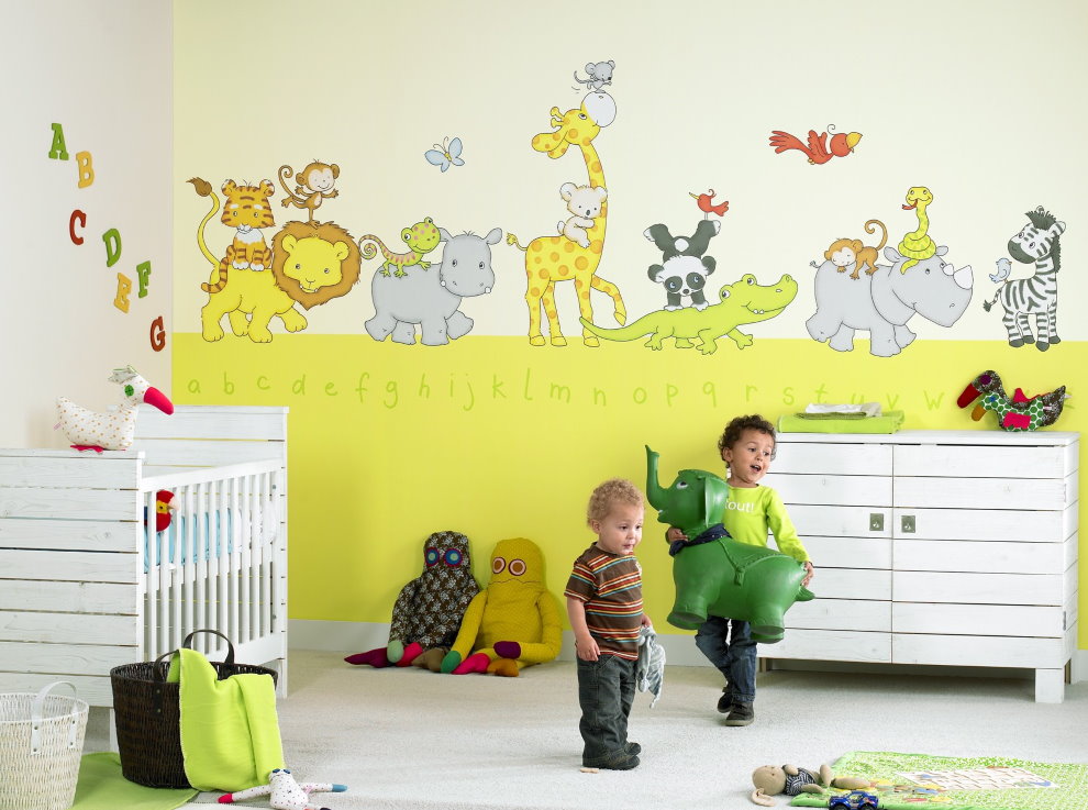 ילדי הגן בחדר עם ציורי קיר