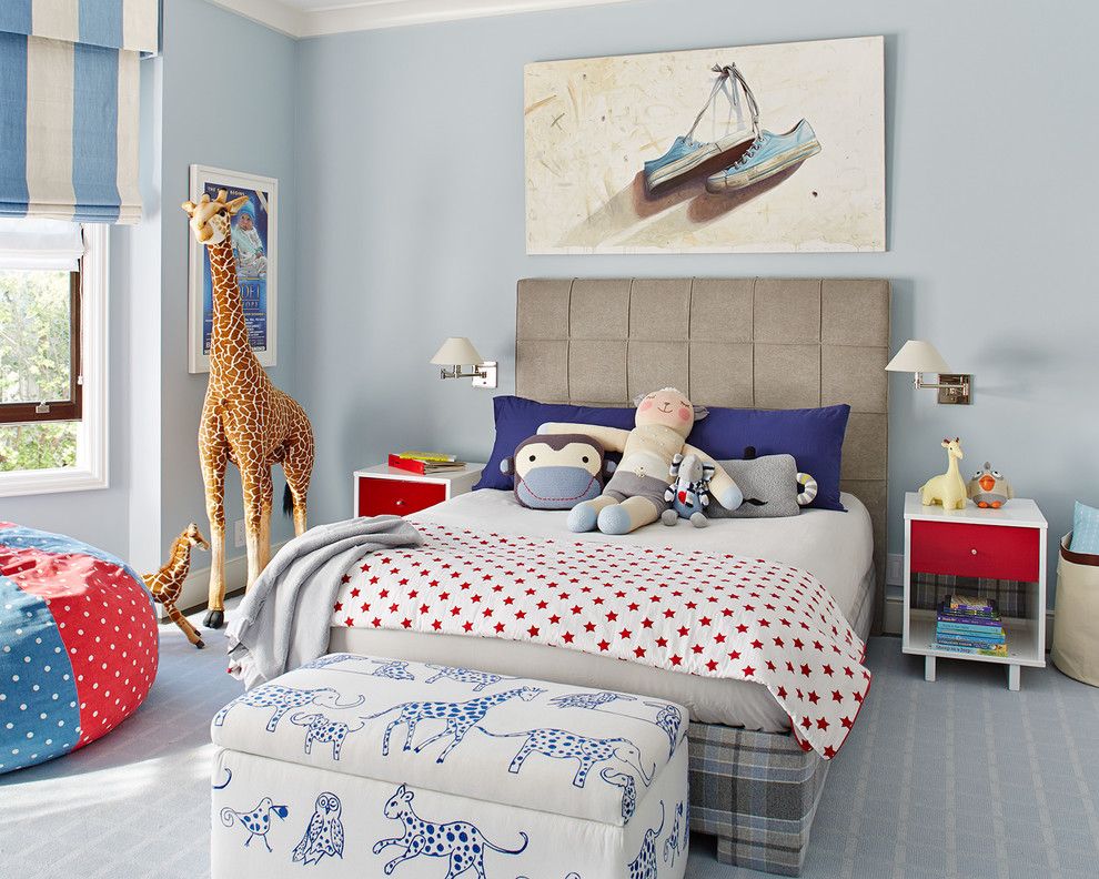 קירות כחולים בפנים של חדר שינה לילדים