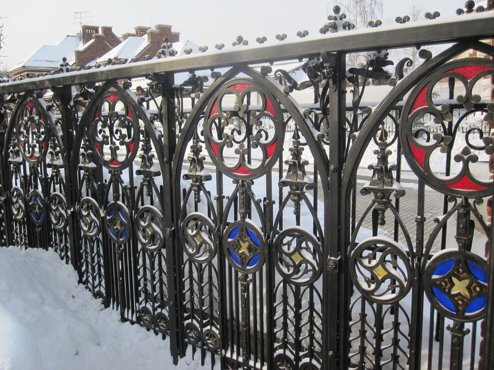 Hàng rào kim loại theo phong cách gothic trong một ngôi nhà mùa hè