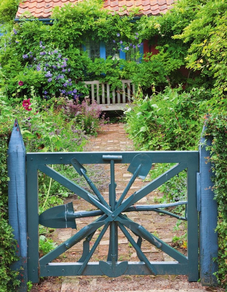 Puerta de jardín hecha de palas viejas