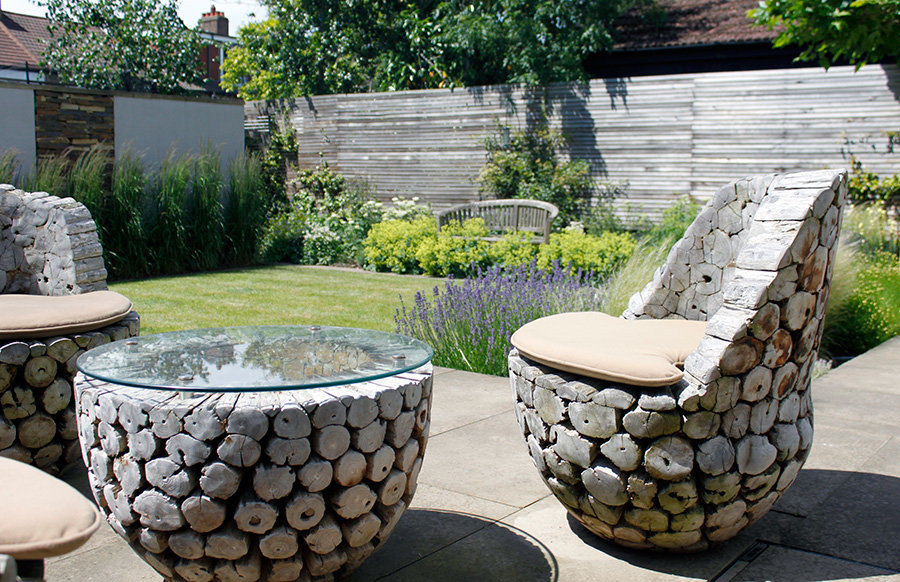 Lenestol laget av trestokker i hagen i øko-stil