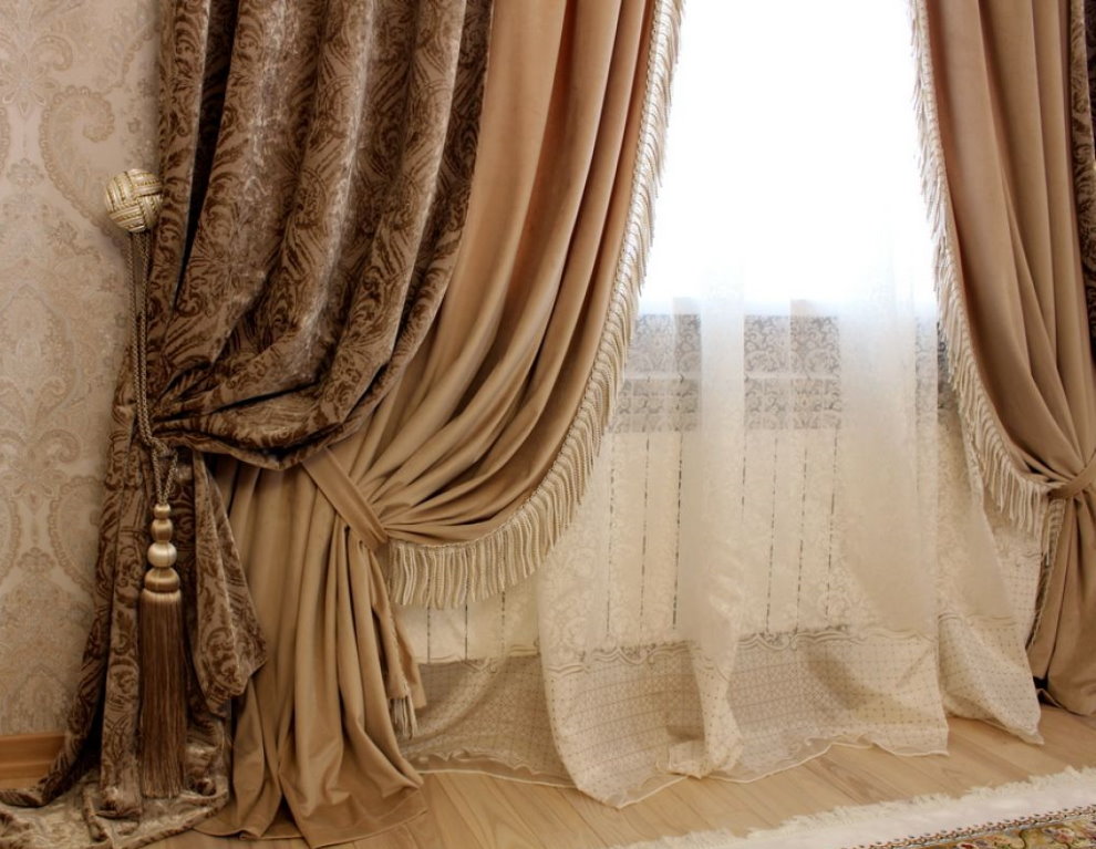 Klassiska beige gardiner