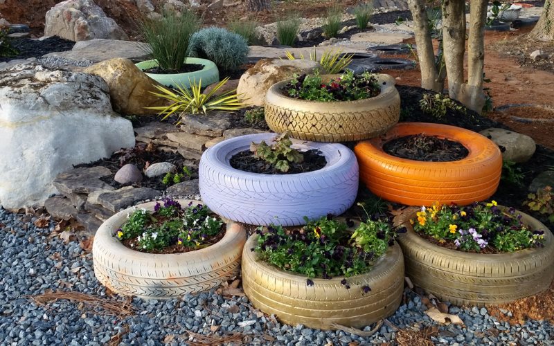 Aiuola di pneumatici in un giardino privato