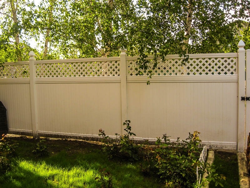 Blank fence with trellised insert