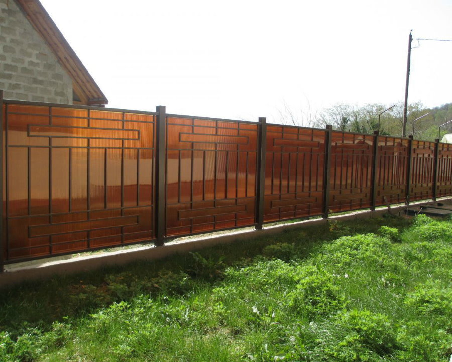 Metal fence with polycarbonate sheets