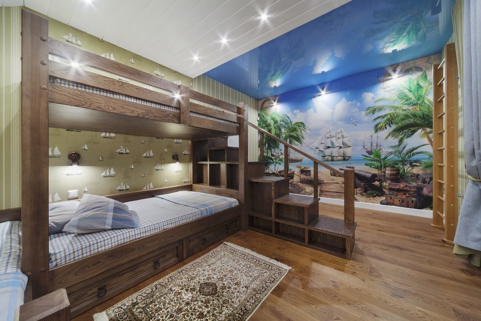 מיטת עץ דו-שכבתית בחדר העשרה