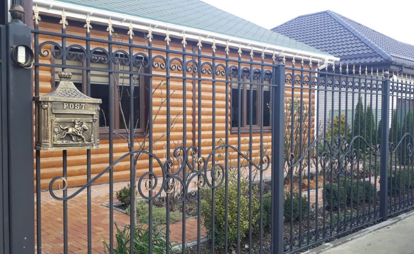 גדר מזויפת בגינה הקדמית של בית פרטי