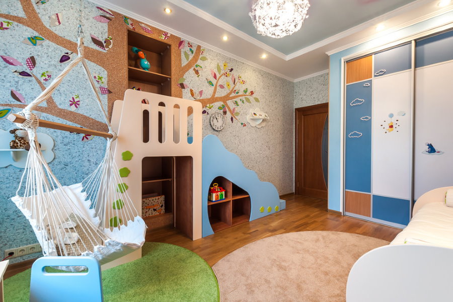 שטיחים בצבעים שונים בחדר הילדים