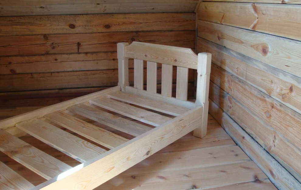 מסגרת של מיטת עץ תוצרת בית לילדים