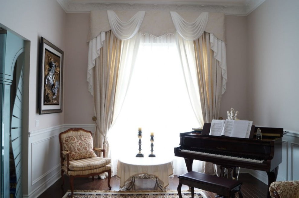 بيلم متطور في غرفة مع بيانو