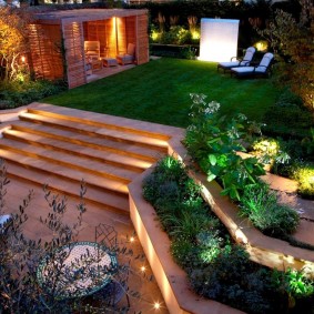 Iluminarea treptelor unei scări de grădină