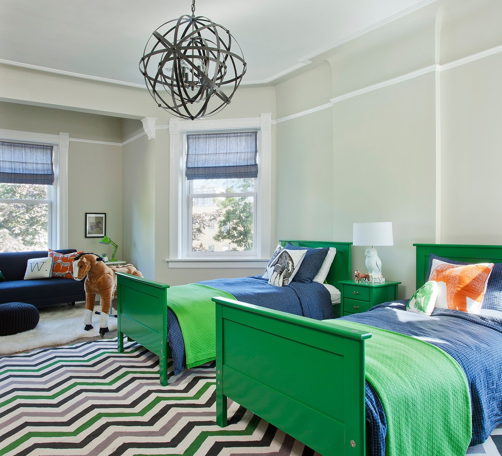 מיטות ירוקות בחדר לבנים