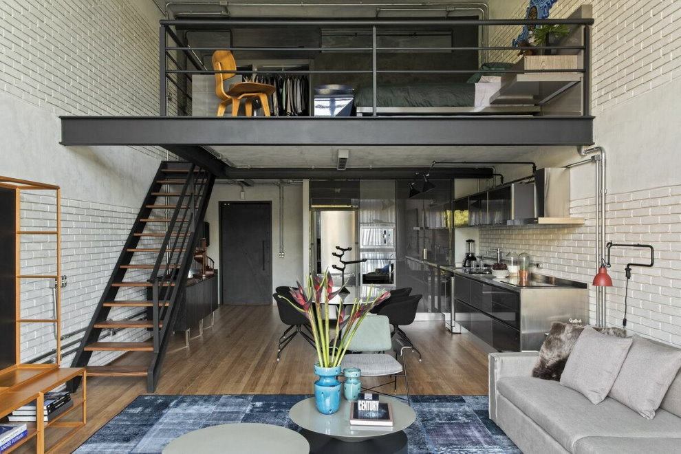Diseño de sala de estar de dos niveles estilo loft