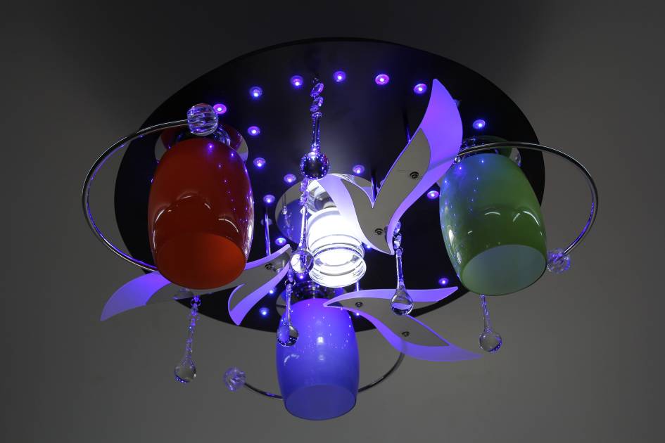 Lampu dipasang di permukaan dengan warna yang berwarna-warni