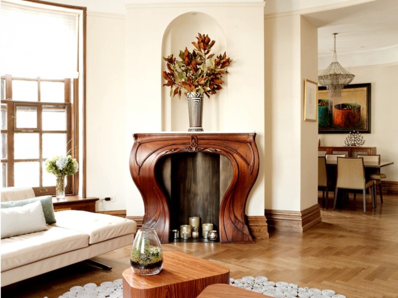 مدفأة خشبية مرفوعة في غرفة معيشة Art Nouveau