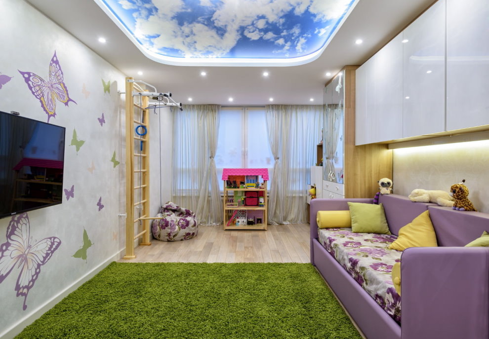שטיח ירוק על רצפת החדר לילד