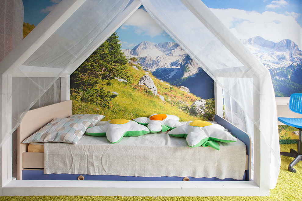 מיטת ילדים עם אוהל על רקע טפט תמונות עם נוף