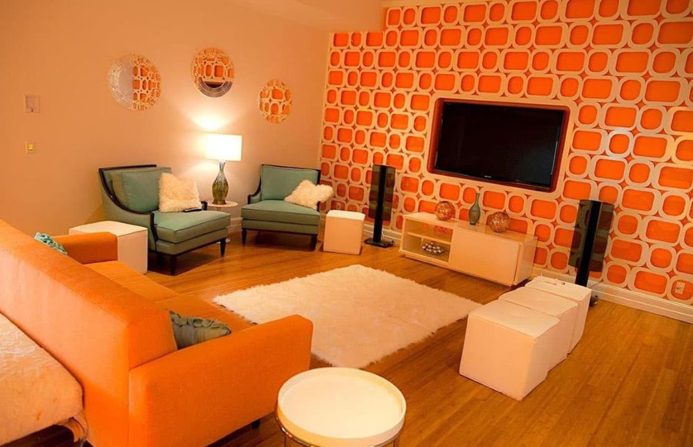 خلفية برتقالية في غرفة المعيشة على شكل مربع